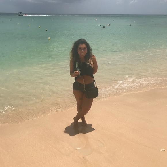 Meet your Posher, Alyssa - Picture 11 of 12